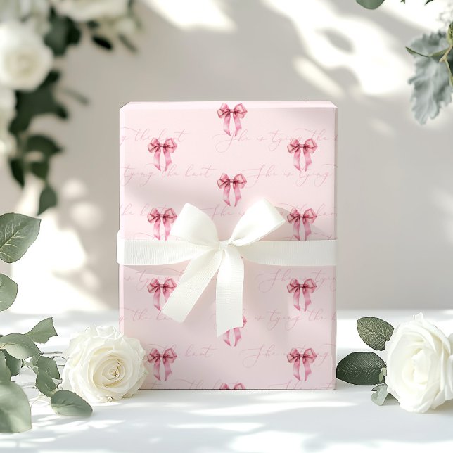 Sie macht den Knoten rosa Schleife  Brautparty Geschenkpapier (Von Creator hochgeladen)