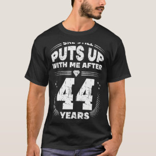Sie macht mir immer noch lustige 44. Hochzeit Anni T-Shirt