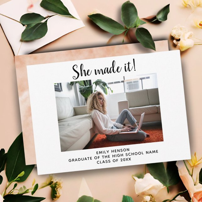 Sie machte es zu einem einfachen Foto-Abschluss Ankündigung (Von Creator hochgeladen)