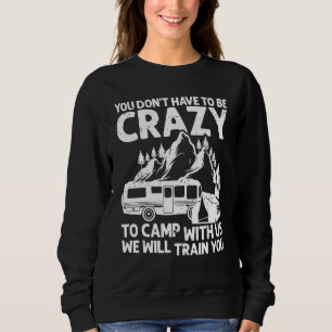 Sie müssen nicht verrückt sein, um mit uns Camping Sweatshirt