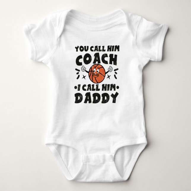 Sie nennen ihn Coach, den ich ihn Daddy nenne, Bas Baby Strampler (Vorderseite)