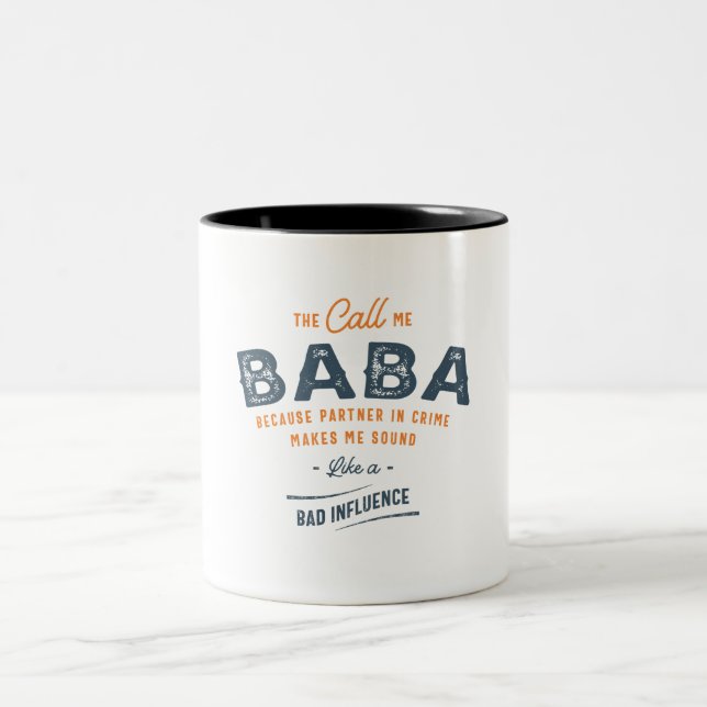 Sie nennen mich Baba, weil Partner in Crime Funny Zweifarbige Tasse (Mittel)
