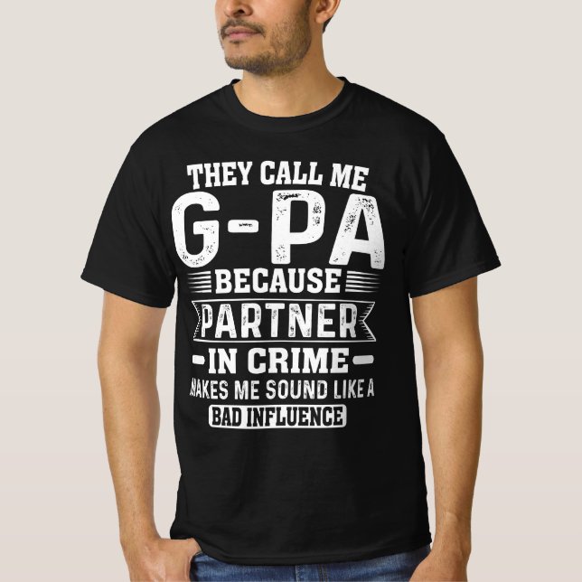 Sie nennen mich G-PA-Partner in Crime Vathers Papa T-Shirt (Vorderseite)
