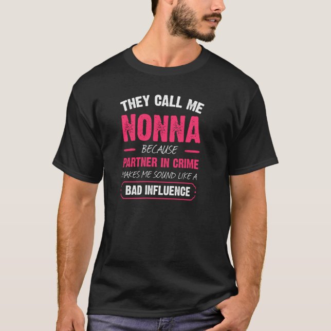 Sie nennen mich Nonna, weil Partner in Crime Funny T-Shirt (Vorderseite)