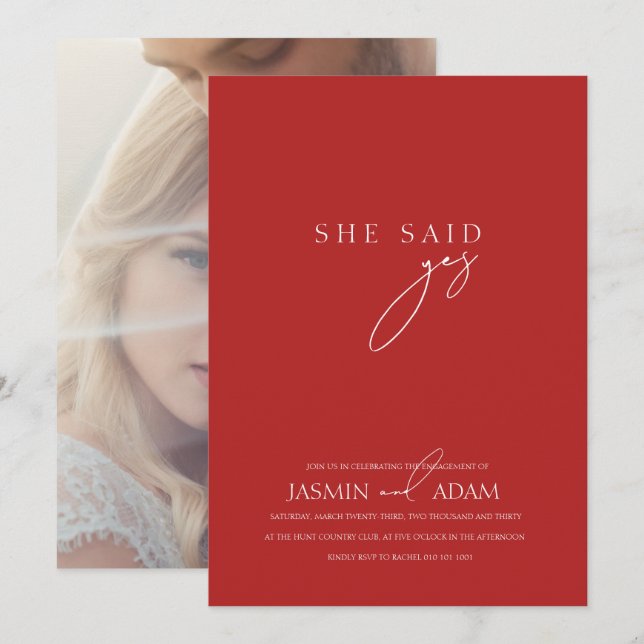 Sie sagte ja! Crimson Red Script Foto Wedding Einladung (Vorne/Hinten)