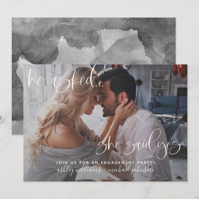 Sie sagte Ja Foto Calligrafy Engagement Party Einladung (Vorne/Hinten)