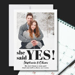 Sie sagte ja Foto Verlobung Ankündigung<br><div class="desc">Sie sagte ja! Mit dieser modernen Verlobung-Ankündigungskarte mit stilvoller Typografie können Sie Ihre  und Ihre Freunde gelassen kennen lernen. Einfach mit Ihrem Foto anpassbar.</div>