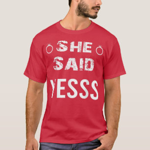 Sie sagte ja Girlfriend Fiance Ehefrau Yes Engagem T-Shirt