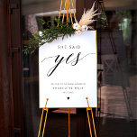 Sie sagte ja Kalligrafie Brautparty-Zeichen Poster<br><div class="desc">Erhöhen Sie Ihr Brautparty mit dem "She Said Yes Calligraphy Brautparty Sign". Dieses minimalistische und elegante Schild zeichnet sich durch klassische schwarze Kalligraphie aus und macht es zu einer stilvollen Ergänzung Ihres Brautparty. Ob Sie es als Willkommenszeichen für Ihre Verlobungsfeier oder Ihr Brautparty nutzen, es wird den Ton für eine...</div>