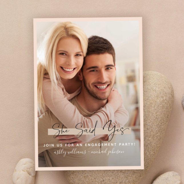 Sie sagte ja Kalligraphie Blush Gold Verlobung Einladung (Von Creator hochgeladen)