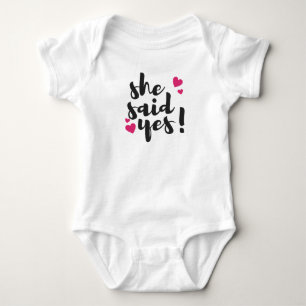 Sie sagte Ja! Verlobungsfeier – Romantisch Baby Strampler