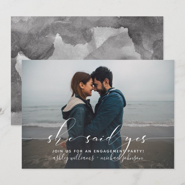 Sie sagte Yes Calligraphy Foto Engagement Party Einladung (Vorne/Hinten)