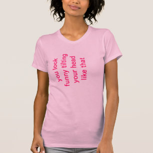 Sie schauen lustig, Ihren Kopf wie das kippend T-Shirt