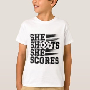 Sie schießt, sie trifft Fußballzitat für Mädchen F T-Shirt