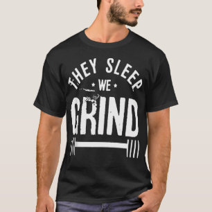Sie schlafen, wir schleifen Fitness Gym-Arbeit Mot T-Shirt