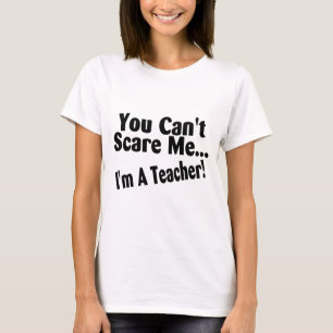 Sie schräg erschrecken mich Im ein Lehrer T-Shirt