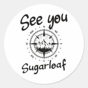 Sie sehen in Sugarloaf Usa Ferien Ski Comp 1 Runder Aufkleber