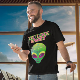 Sie sehen spektakuläre farbige Alien Grafik T-Shirt