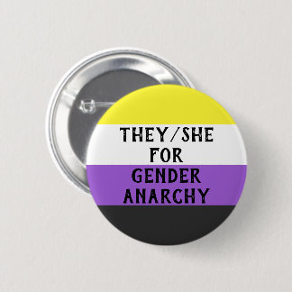 "Sie/She for Gender Anarchy Button" (auf Enby-Flag Button