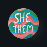 Sie/sie Pronouns farbenfroher Handbrief Grün rosa Button<br><div class="desc">Dekorieren Sie Ihr Outfit mit diesem coolen Kunstknopf. Macht ein großartiges Geschenk! Sie können ihn anpassen und auch Text hinzufügen. Karo in meinem Shop für viel mehr Farben und Muster! Lass mir Bescheid,  wenn du auch etwas Gewohntes willst.</div>