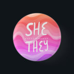 SIE/SIE Pronouns farbenfroher Handbrief Orange Pin Button<br><div class="desc">Dekorieren Sie Ihr Outfit mit diesem coolen Kunstknopf. Macht ein großartiges Geschenk! Sie können ihn anpassen und auch Text hinzufügen. Karo in meinem Shop für viel mehr Farben und Muster! Lass mir Bescheid,  wenn du auch etwas Gewohntes willst.</div>