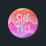 SIE/SIE Pronouns farbenfroher Handbrief Orange Pin Button<br><div class="desc">Dekorieren Sie Ihr Outfit mit diesem coolen Kunstknopf. Macht ein großartiges Geschenk! Sie können ihn anpassen und auch Text hinzufügen. Karo in meinem Shop für viel mehr Farben und Muster! Lass mir Bescheid,  wenn du auch etwas Gewohntes willst.</div>