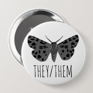 Sie/sie Pronouns Handgezogenes Moth Insekt Button