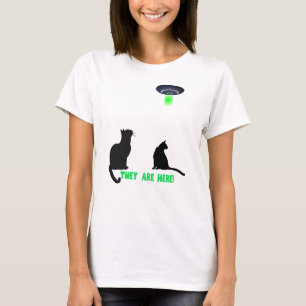 Sie sind hier! Katzen und fliegender Saucer T-Shirt