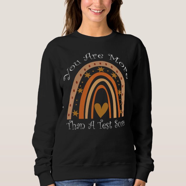 Sie sind mehr als ein Test-Score-Regenbogenlehrer Sweatshirt (Vorderseite)