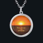 Sie sind meine Sonnenscheinhalskette Versilberte Kette<br><div class="desc">Dieses reizende Zitat zusammen mit diesem Bild des Sonnenuntergangs,  den ich nahm,  gewinnt ihr/Herz.</div>