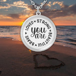 Sie sind sehr geliebt schöne schöne tapfere Inspir Versilberte Kette<br><div class="desc">Steigern Sie Ihren Stil mit unserer "You Are Loved Strong Beautiful Brave" Inspiration rund Necklace. Mit einem eleganten, einfachen, schwarz-weißen und modernen Typografie-Design ist diese Halskette eine kraftvolle Erinnerung Ihrer inneren Kraft und Liebe. Ob getragen für sich selbst oder als nachdenkliches Geschenk gegeben, dieses Stück strahlt Positivität und Ermächtigung aus....</div>
