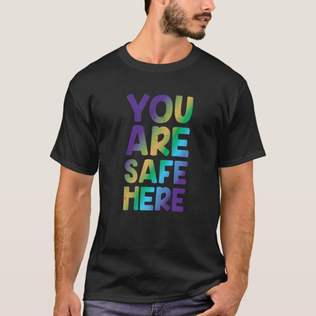 Sie sind sicher hier Rainbow Pride Lgbtq Gay Trans T-Shirt (Vorderseite)