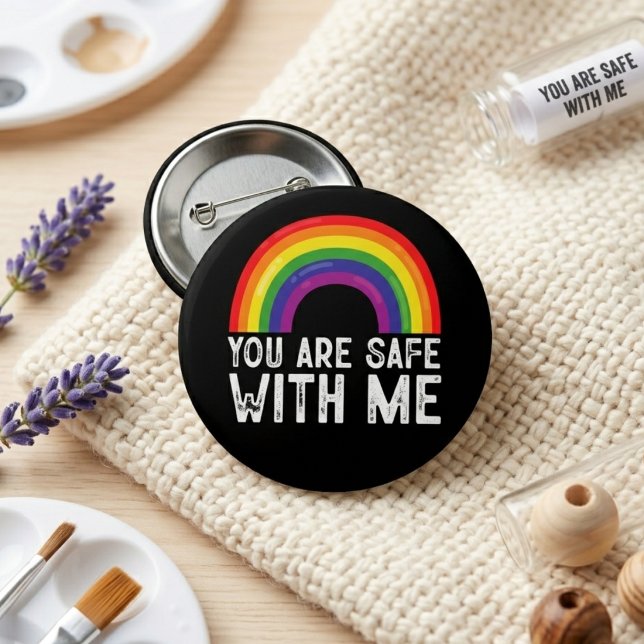 Sie sind sicher mit meinem LGBTQ-Stolz Monat Regen Button (Von Creator hochgeladen)