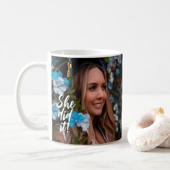 Sie tat es, Graduiertenparty Geschenk Foto Moderne Kaffeetasse (Mit Donut)