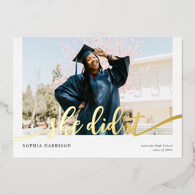 Sie tat es mit dem Abschluss Modernes Foto Folieneinladung (Vorderseite)