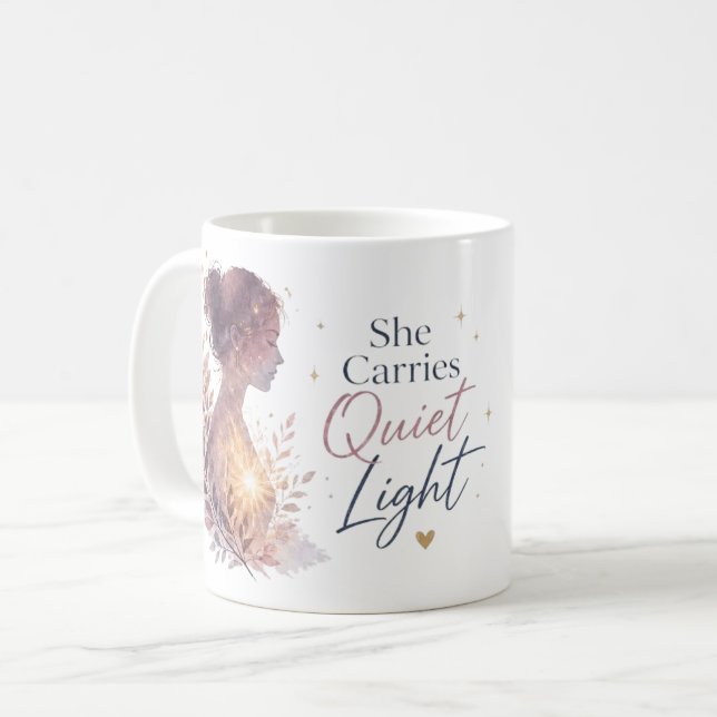 Sie trägt ein ruhiges Licht Kaffeetasse (Vorderseite Links)