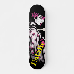 Sie trägt eine schwarz-rosa Blume in ihrer Haarmat Skateboard