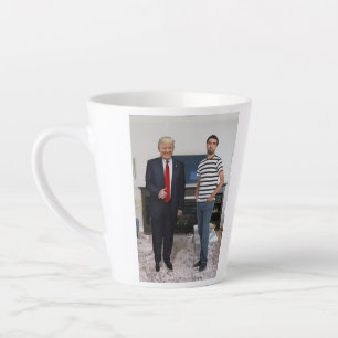 Sie treffen Präsident Donald Trump  Foto hinzufüge Milchtasse