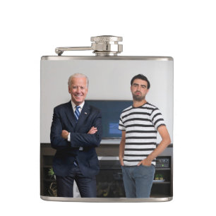 Sie treffen Präsident Joe Biden Foto hinzufügen Flachmann