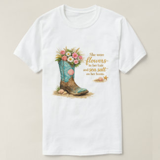 sie trug Blumen – Florale Cowboy-Stiefel-Strand T-Shirt