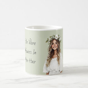 Sie trug Blumen im Haar Kleid Kaffeetasse