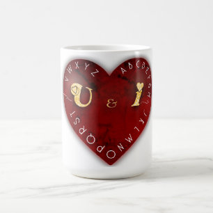 Sie und ich - Alphabet-Spiel auf einem roten Herz Kaffeetasse