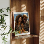 Sie und ich | Foto für Personalisierte Paare Poster<br><div class="desc">Dieses Hochzeitsstats-Poster ist so gestaltet, dass es wie ein stilvolles Zeitschriftencover aussieht. Mit trendigem, modernem Typografie-Overlay und Ihrem bevorzugten Foto. Ein perfekter Sake für einen ganz besonderen Tag. Verwenden Sie die Entwurfswerkzeuge, um eine beliebige Hintergrundfarbe auszuwählen, Fotos hinzuzufügen, Textfarben und Schriftart zu ändern, um einen eigenen Einheitsbezug zu erstellen. Ideal...</div>
