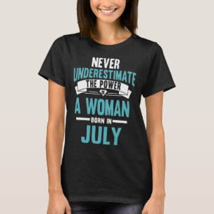 Sie unterschätzen nie den Power einer Frau, die im T-Shirt