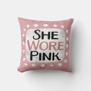 Sie wackelte rosa Kissen