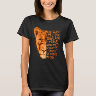 Sie war selbst eine wilde und freie Löbheit - Lion T-Shirt