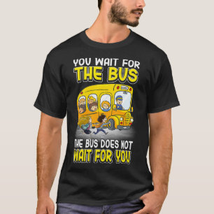 Sie warten, bis der Bus nicht auf den Schulbus war T-Shirt