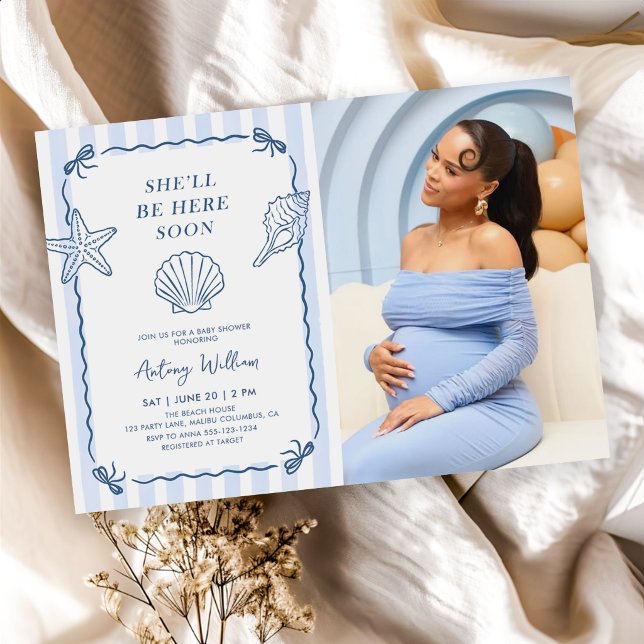 Sie wird bald hier sein Seashell-Baby-Party-Foto Einladung (Von Creator hochgeladen)
