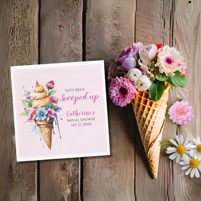 Sie wurde mit Eiscreme-Brautparty vergossen Serviette (Flat lay she’s been scooped up ice cream themed blush pink napkin with watercolor floral ice cream )