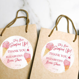 Sie wurde mit rosafarbenem Eis-Brautparty aufgeris Runder Aufkleber